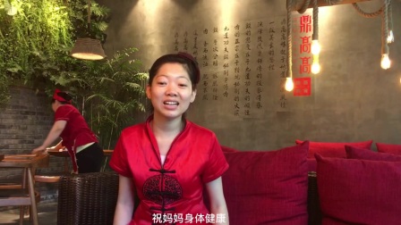 周雅琴给父母餐馆帮忙，传承与成长的故事