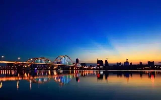 山西vs江西夜景视频直播，谁才是真正的夜色之王？