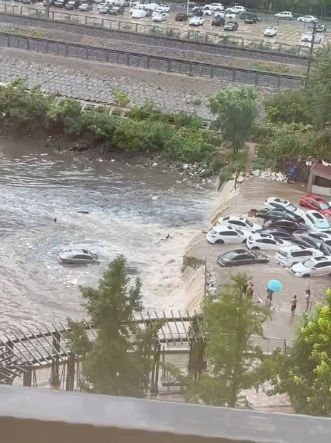 大连暴雨,街道积水成河,城市如何应对自然之力 大连暴雨,街道积水成河,城市如何应对自然之力